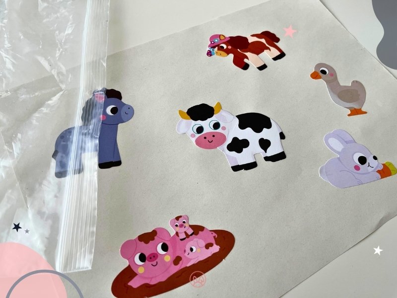 hladanie-zvieratiek-v-ryzi-nalepime-nalepky-na-papier